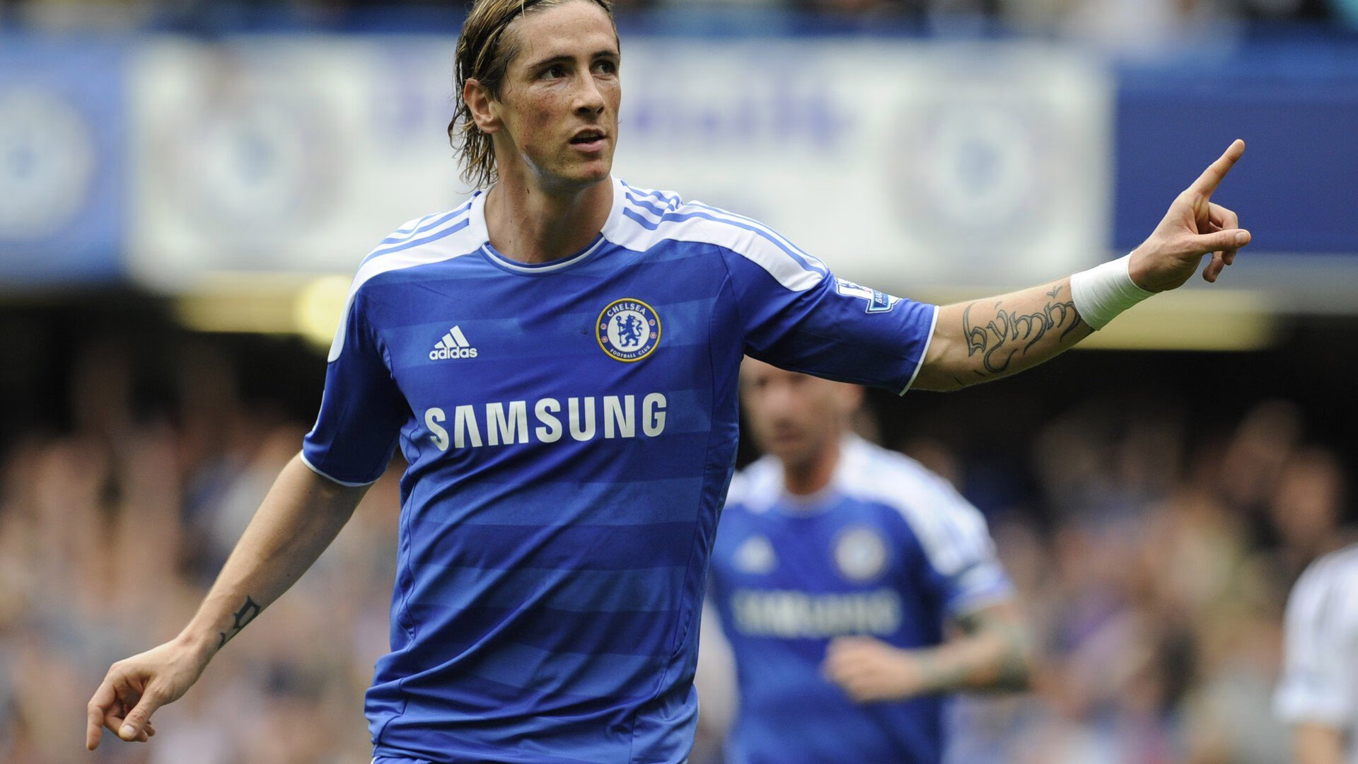 国足落点传球与球员跑位默契度对比，国足点球踢飞